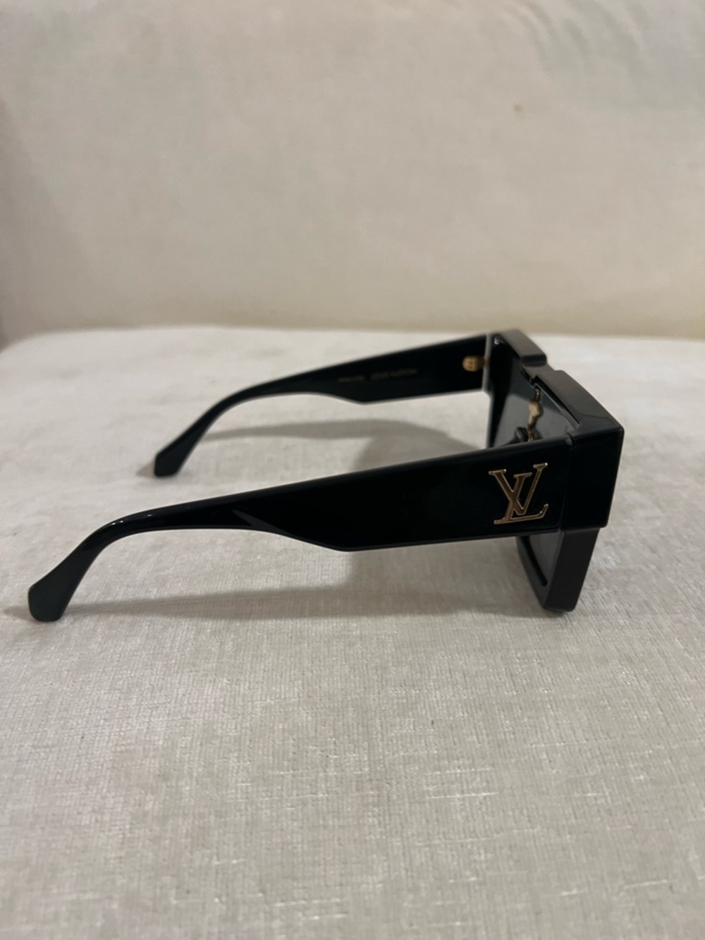 Louis Vuitton Black Oversized Geometric Sunglasses with Decorative Emblem - Picture 3 of 6